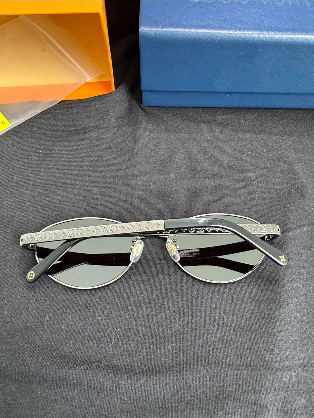 New Louis Vuitton black men’s Sunglasses in Branded Case & Box